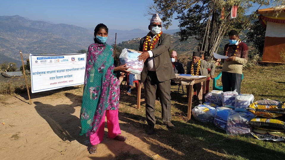 वाक नेपाल अछामद्वारा जिल्लाका विभिन्न ठाउँमा खाद्यान्न र सरसफाई सामाग्री वितरण