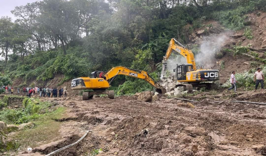 पाँच दिनदेखि अवरुद्ध भीमदत्त राजमार्ग एकतर्फी रूपमा सञ्चालन