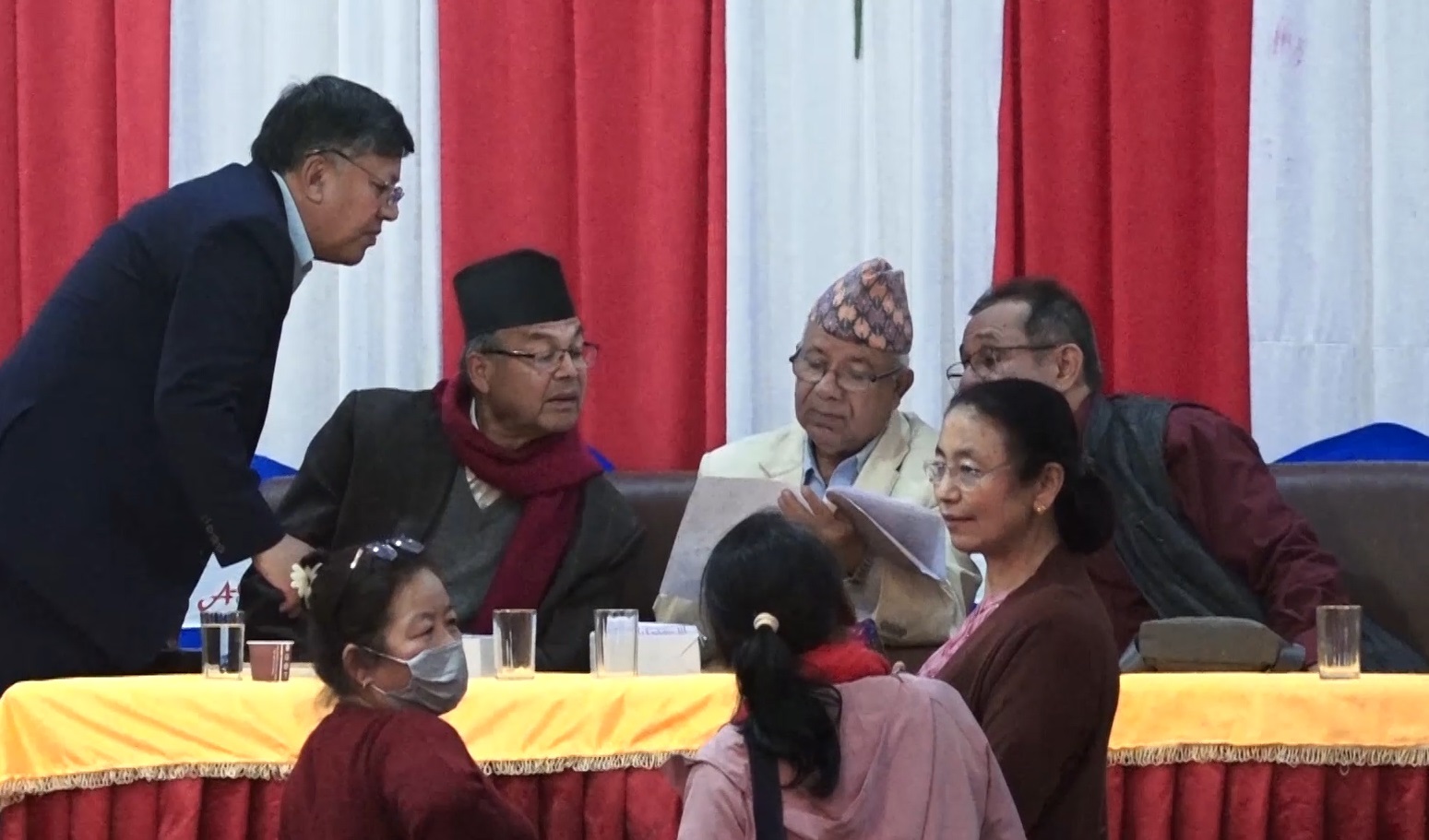 राष्ट्रिय भेला नरोक्ने,  ओलीको चियापानमा नजाने खनाल-नेपाल समूहको निर्णय