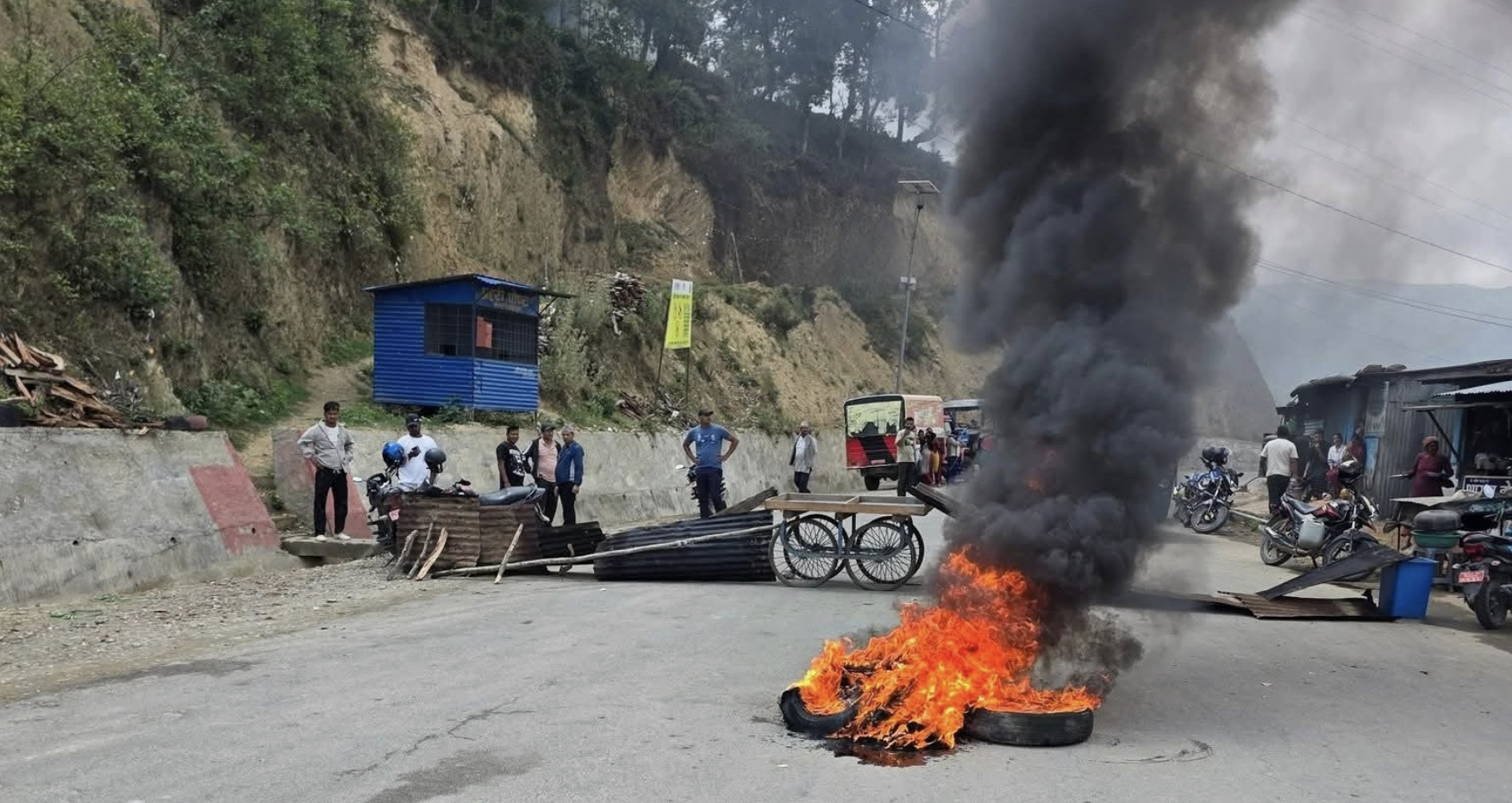 डडेल्धुराको स्याउलेमा चक्काजाम, सात पहाडी जिल्लामा आवतजावत ठप्प