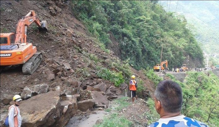 बाढी-पहिरोले ६ वटा सडक अवरुद्ध , ४२  वटा एकतर्फी सञ्चालनमा